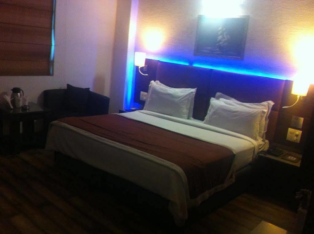 Beyond Hotel New Delhi Exterior photo