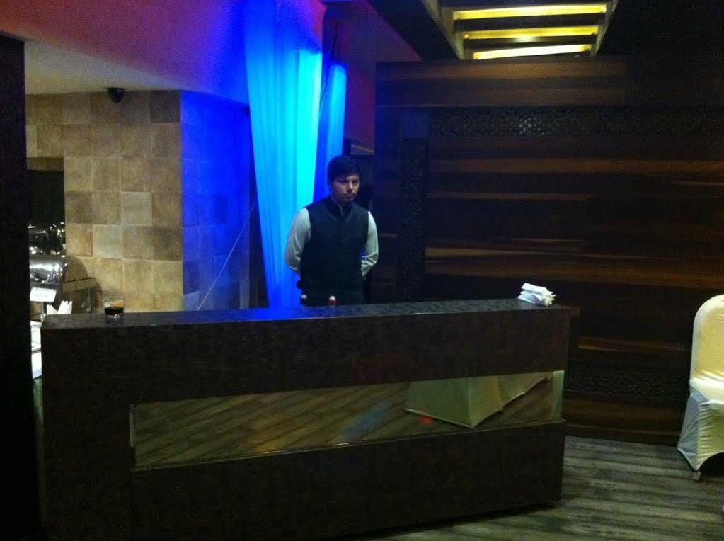 Beyond Hotel New Delhi Exterior photo