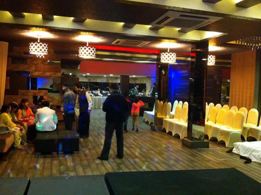 Beyond Hotel New Delhi Exterior photo