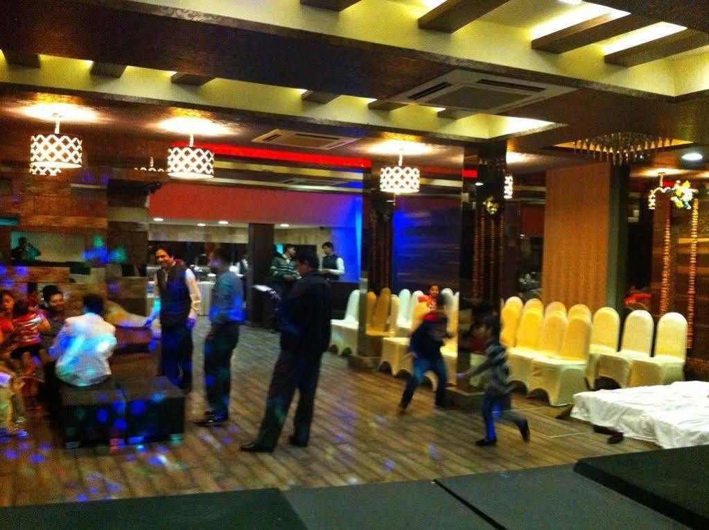 Beyond Hotel New Delhi Exterior photo