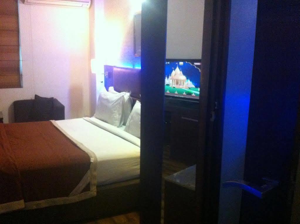 Beyond Hotel New Delhi Exterior photo