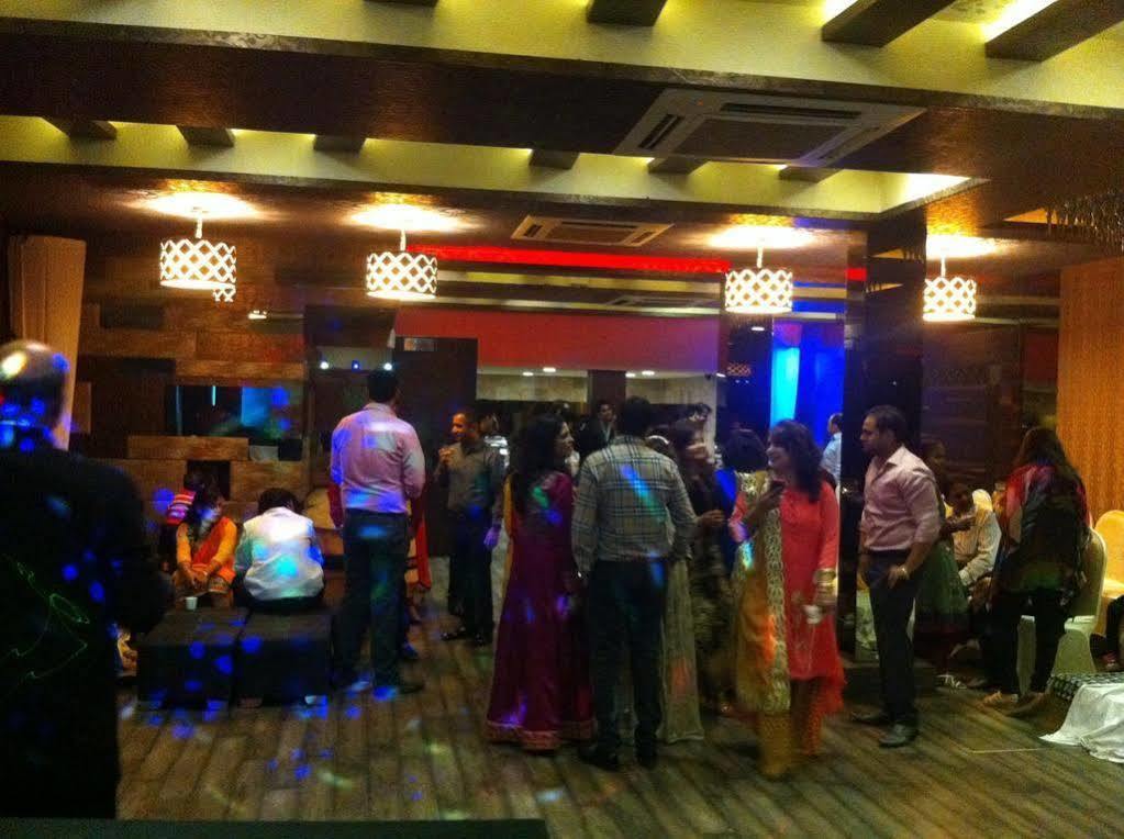 Beyond Hotel New Delhi Exterior photo